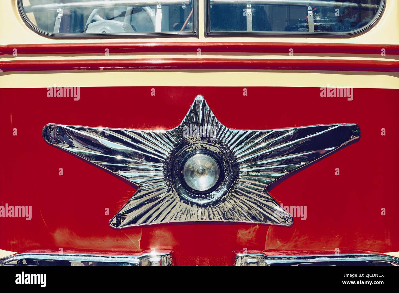 Feu avant sur la cabine du tramway rétro KTM-1, produit de 1947-1961, rareté: Moscou, Russie - 04 juin 2022 Banque D'Images