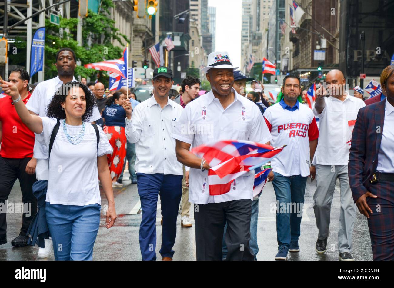 Le maire Eric Adams marche vers le haut de la Cinquième Avenue dans la ville de New York pendant la National Puerto Rican Day Parade, de retour après une hiatus de deux ans en raison de l'ap Banque D'Images