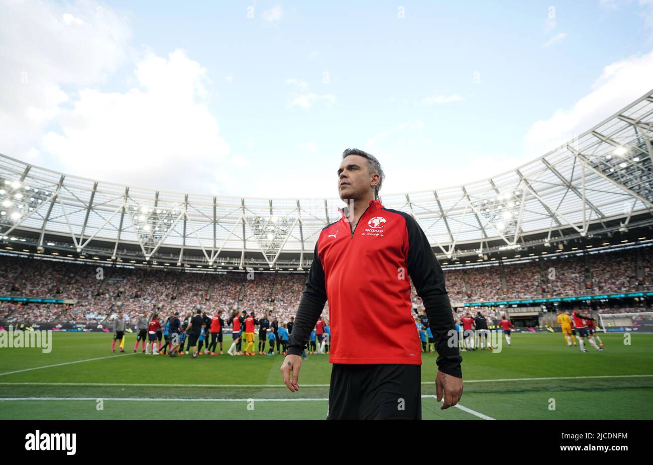 Robbie Williams avant le match de l'aide au football pour l'UNICEF au London Stadium, Londres. Date de la photo: Dimanche 12 juin 2022. Banque D'Images