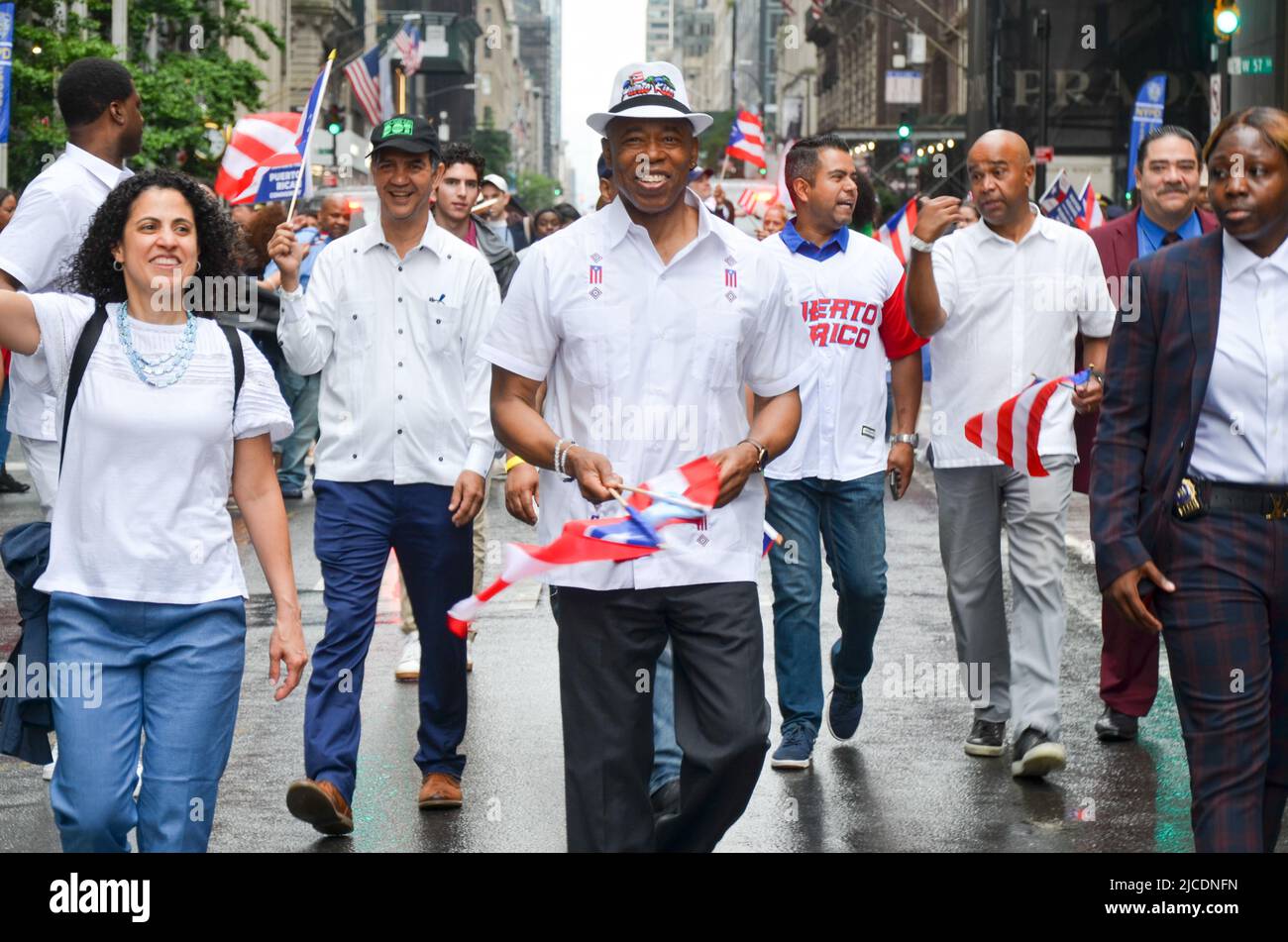 Le maire Eric Adams marche vers le haut de la Cinquième Avenue dans la ville de New York pendant la National Puerto Rican Day Parade, de retour après une hiatus de deux ans en raison de l'ap Banque D'Images
