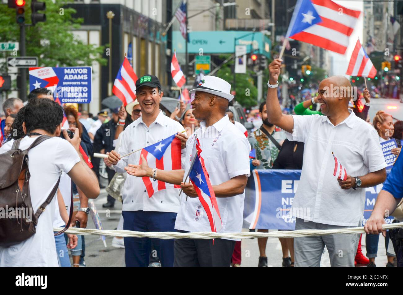 Le maire Eric Adams marche vers le haut de la Cinquième Avenue dans la ville de New York pendant la National Puerto Rican Day Parade, de retour après une hiatus de deux ans en raison de l'ap Banque D'Images