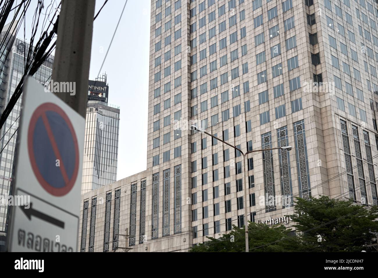 Signalisation routière dans une rue avec gratte-ciel à Bangkok Banque D'Images