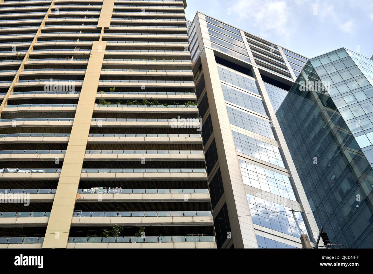 Soleil illuminant la façade d'un gratte-ciel à Bangkok Banque D'Images