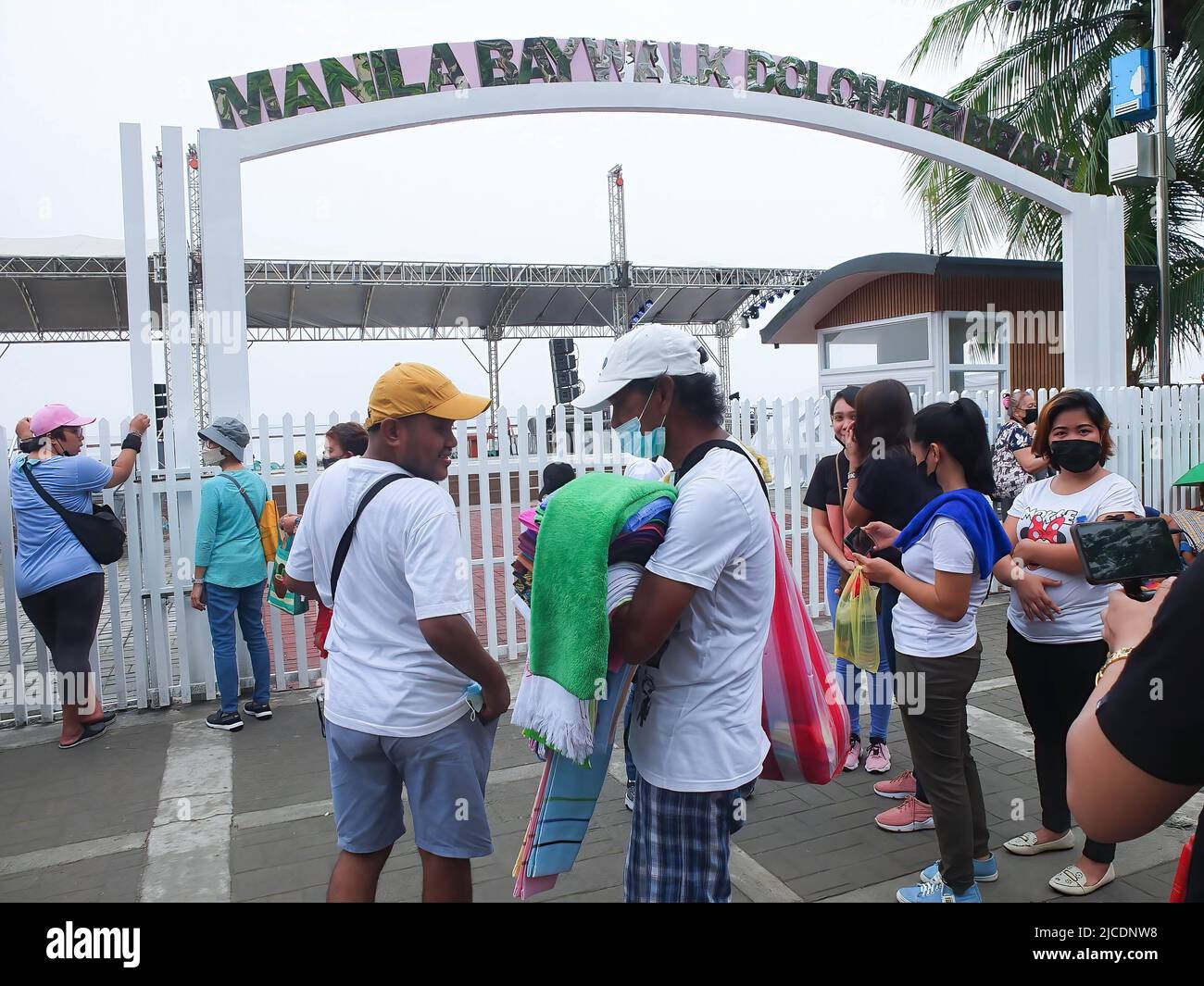 Manille, Philippines. 12th juin 2022. L'entrée principale de la plage des Dolomites de Manille Baywalk le jour de l'indépendance. Les Philippins ont célébré le jour de l'indépendance en se rendant à la plage des Dolomites de Manille Baywalk pour savourer leurs vacances de fin de semaine. Ils s'attendaient à la réouverture de la plage, célèbre pour son sable blanc artificiel. Crédit : SOPA Images Limited/Alamy Live News Banque D'Images