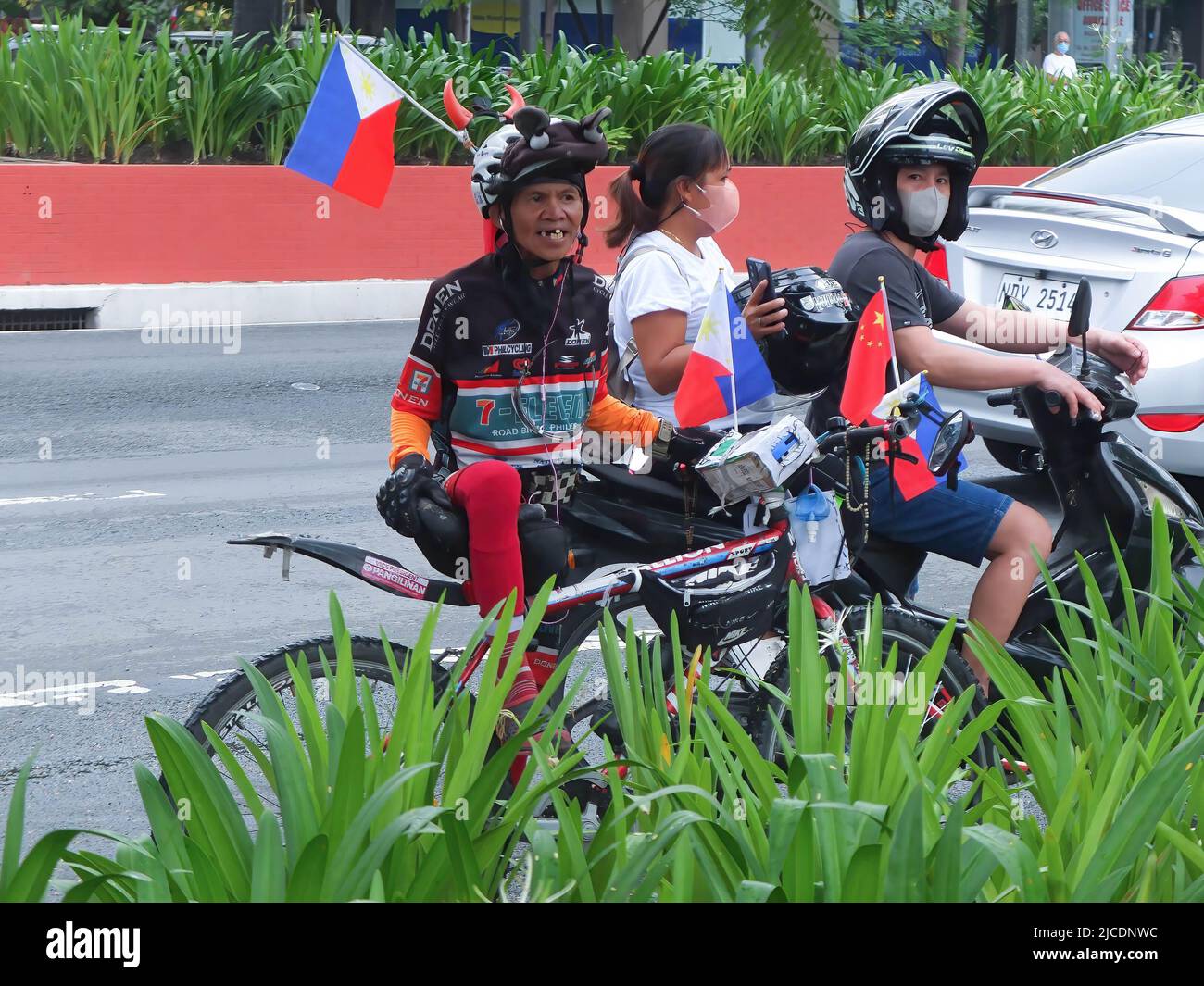 Manille, Philippines. 12th juin 2022. Un cycliste vu avec un drapeau philippin sur son casque le jour de l'indépendance. Les Philippins ont célébré le jour de l'indépendance en se rendant à la plage des Dolomites de Manille Baywalk pour savourer leurs vacances de fin de semaine. Ils s'attendaient à la réouverture de la plage, célèbre pour son sable blanc artificiel. Crédit : SOPA Images Limited/Alamy Live News Banque D'Images