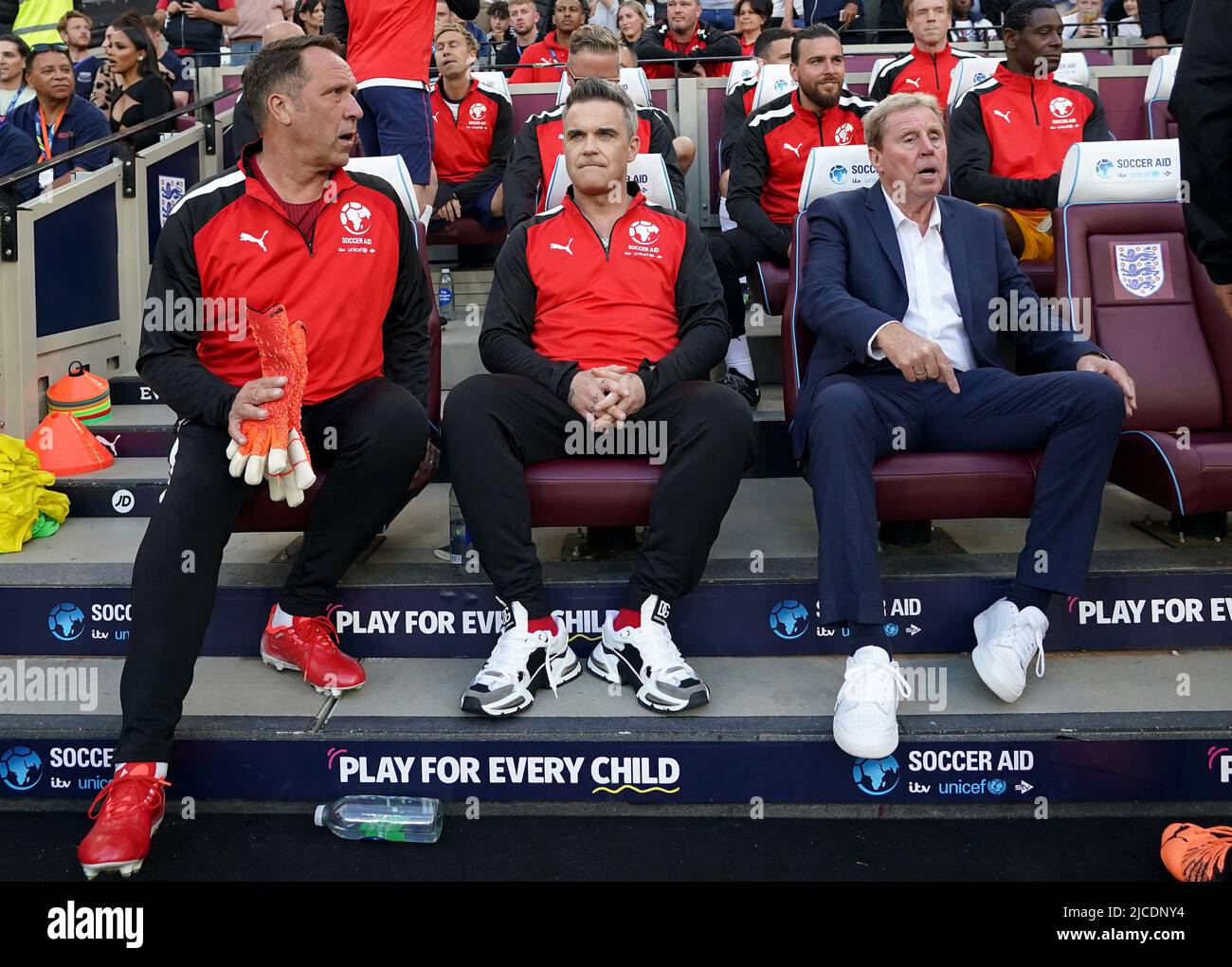 Harry Redknapp, directeur de l'Angleterre (à droite), avec les entraîneurs Robbie Williams (au centre) et David Seaman avant le match de l'aide au football pour l'UNICEF au London Stadium, à Londres. Date de la photo: Dimanche 12 juin 2022. Banque D'Images