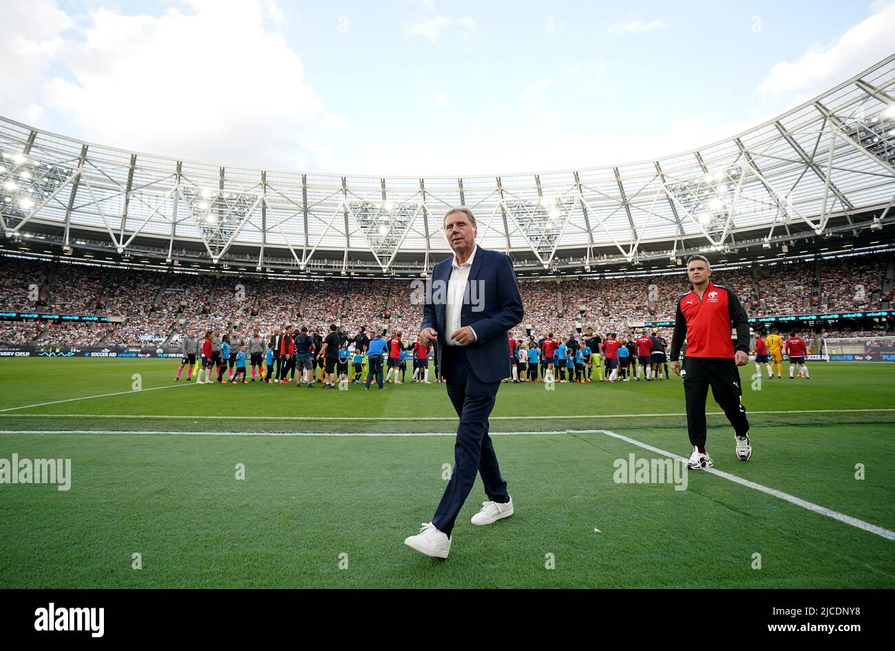 Harry Redknapp, directeur de l'Angleterre, avec l'entraîneur Robbie Williams, avant le match de l'aide au football pour l'UNICEF au stade de Londres, à Londres. Date de la photo: Dimanche 12 juin 2022. Banque D'Images