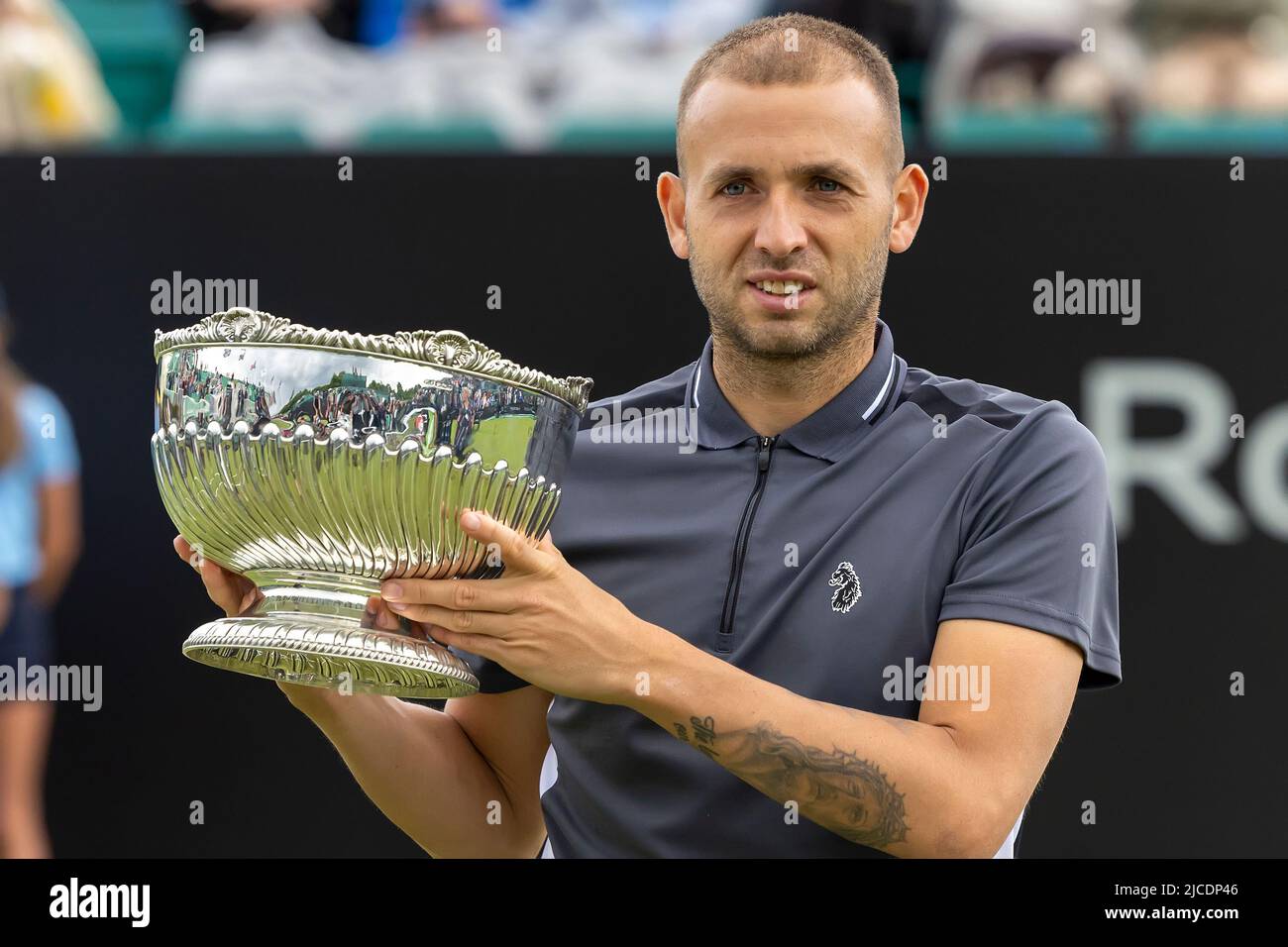 12th juin 2022; Nottingham tennis Centre, Nottingham, Angleterre: Rothesay Open Nottingham Lawn tennis Tournament; Daniel Evans (gbr) fête avec le trophée hommes célibataires Banque D'Images