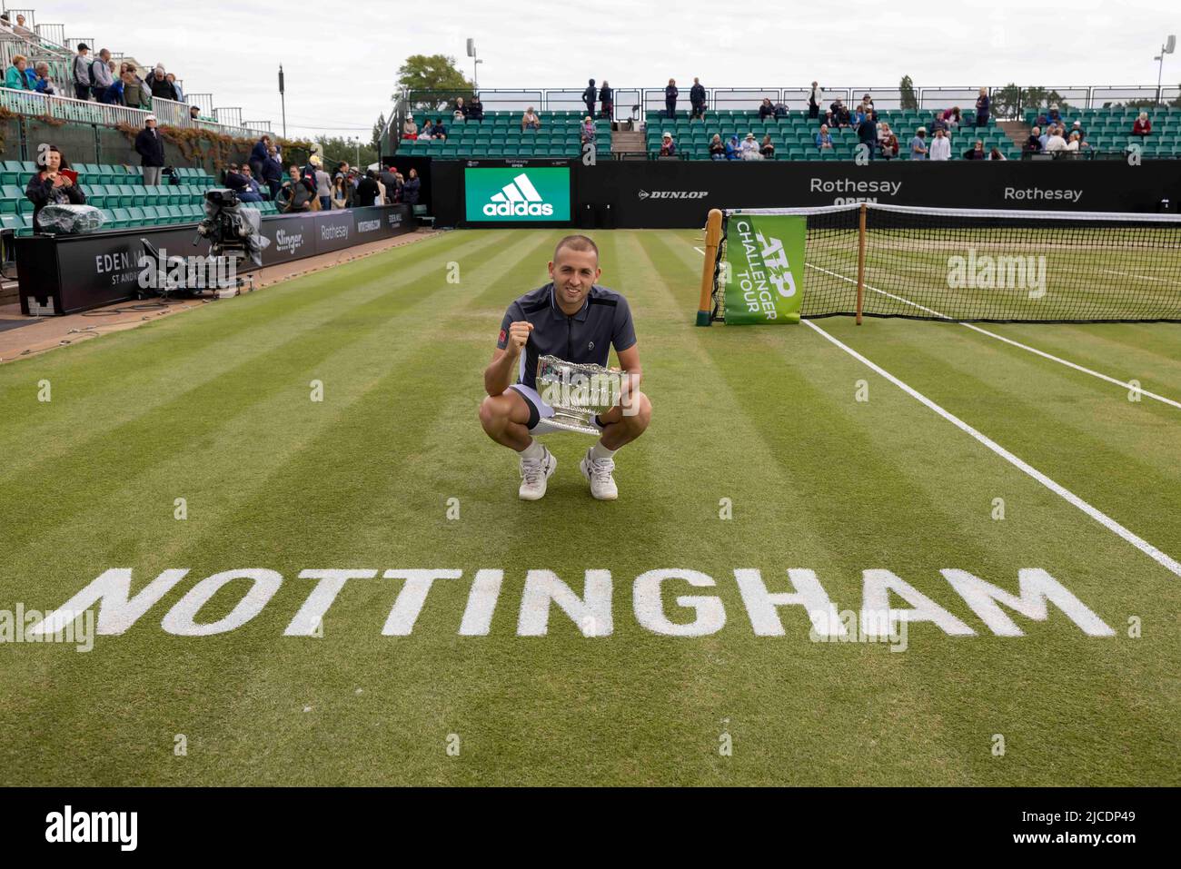Nottingham tennis Center, Nottingham, Angleterre : 12th juin 2022 ; tournoi de tennis sur gazon Rothesay Open Nottingham ; Daniel Evans (gbr) célèbre avec le trophée hommes célibataires Banque D'Images