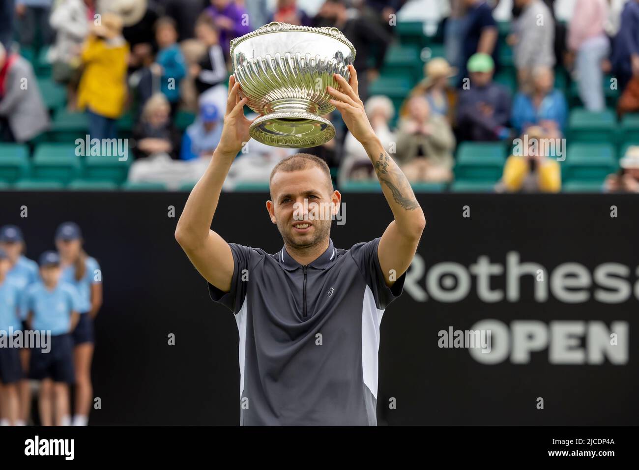 12th juin 2022; Nottingham tennis Centre, Nottingham, Angleterre: Rothesay Open Nottingham Lawn tennis Tournament; Daniel Evans (gbr) fête avec le trophée hommes célibataires Banque D'Images