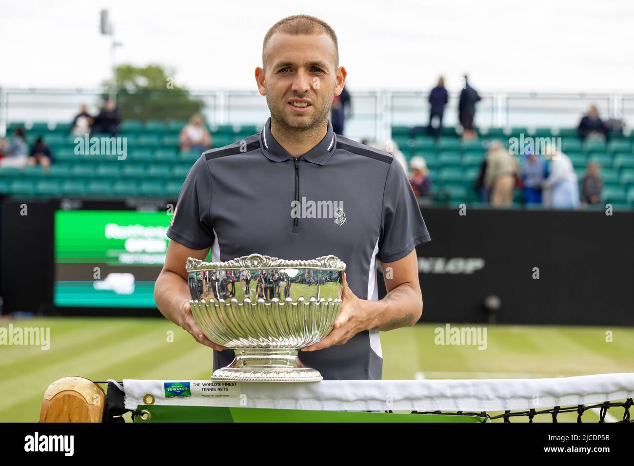 12th juin 2022; Nottingham tennis Centre, Nottingham, Angleterre: Rothesay Open Nottingham Lawn tennis Tournament; Daniel Evans (gbr) fête avec le trophée hommes célibataires Banque D'Images