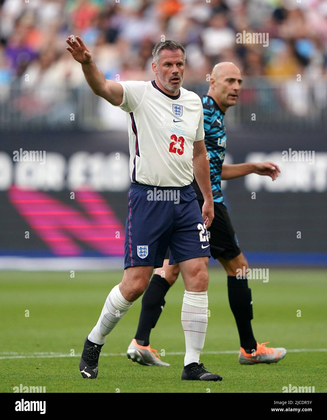 Jamie Carragher (à gauche) de l'Angleterre et Mark Strong du reste du monde XI pendant le match de l'aide au football pour l'UNICEF au London Stadium, Londres. Date de la photo: Dimanche 12 juin 2022. Banque D'Images