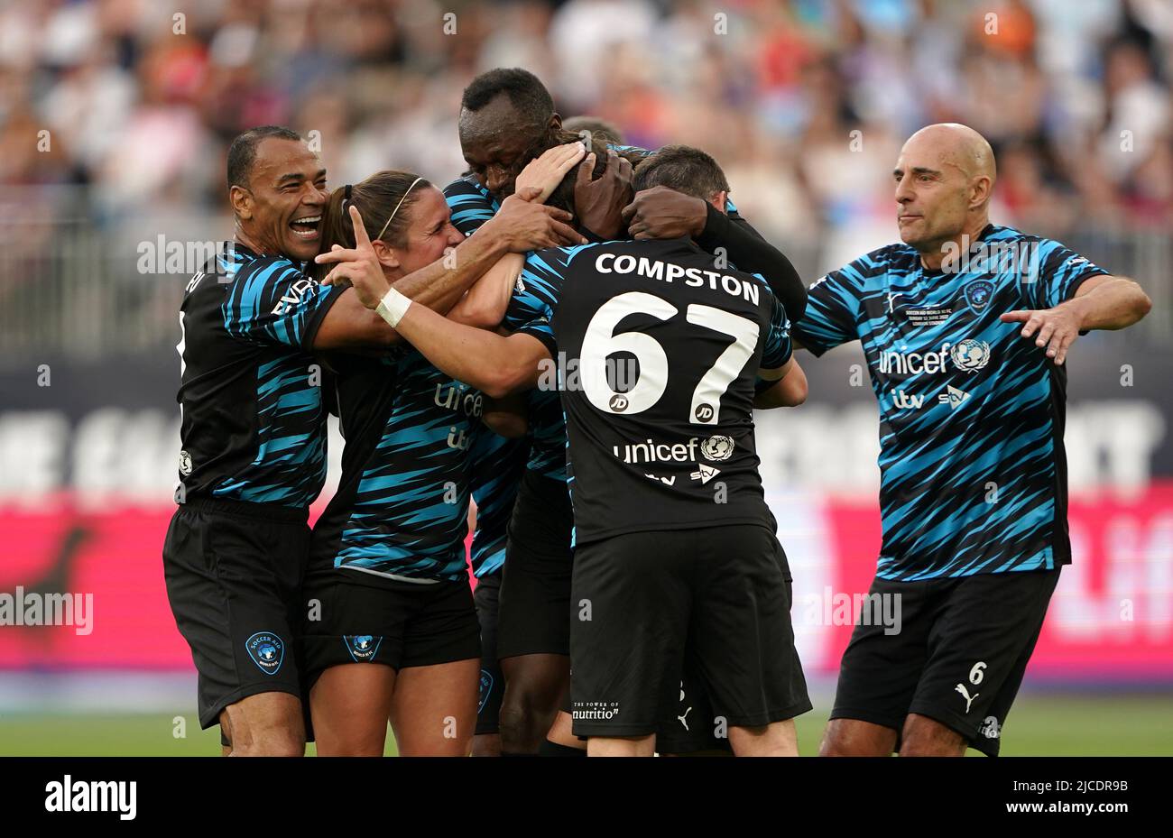 Noah Beck du reste du monde XI est adopté par les coéquipiers après avoir marquant le premier but de leur partie depuis la zone de pénalité lors du match de football Aid for UNICEF au stade de Londres, Londres. Date de la photo: Dimanche 12 juin 2022. Banque D'Images