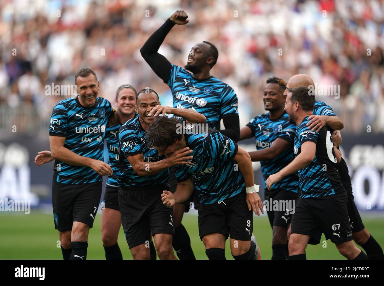 Noah Beck du reste du monde XI est adopté par les coéquipiers après avoir marquant le premier but de leur partie depuis la zone de pénalité lors du match de football Aid for UNICEF au stade de Londres, Londres. Date de la photo: Dimanche 12 juin 2022. Banque D'Images