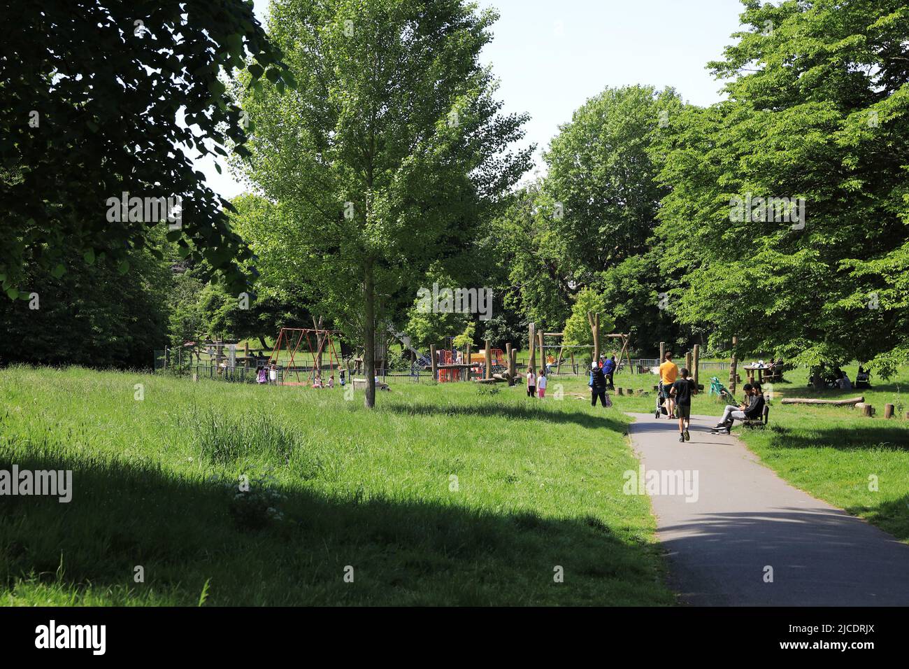 Westow Park, avec des arbres matures et un terrain de jeu pour enfants, près du triangle de Westow et dans le quartier de Croydon, dans le sud de Londres, Royaume-Uni Banque D'Images