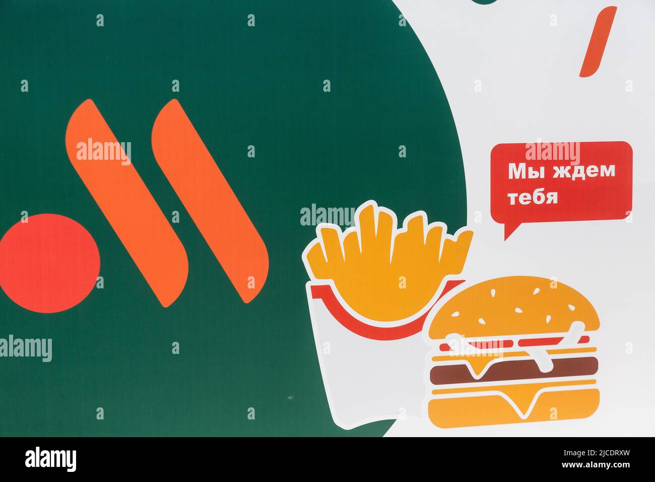 Moscou, Russie. 12th juin 2022 Une vue montre une bannière avec le logo du nouveau restaurant 'Vkusno & tochka', qui s'ouvre après la sortie de la société McDonald's Corp du marché russe, à Moscou, en Russie. La bannière indique « nous vous attendons ». Nikolay Vinokurov/Alay Live News Banque D'Images