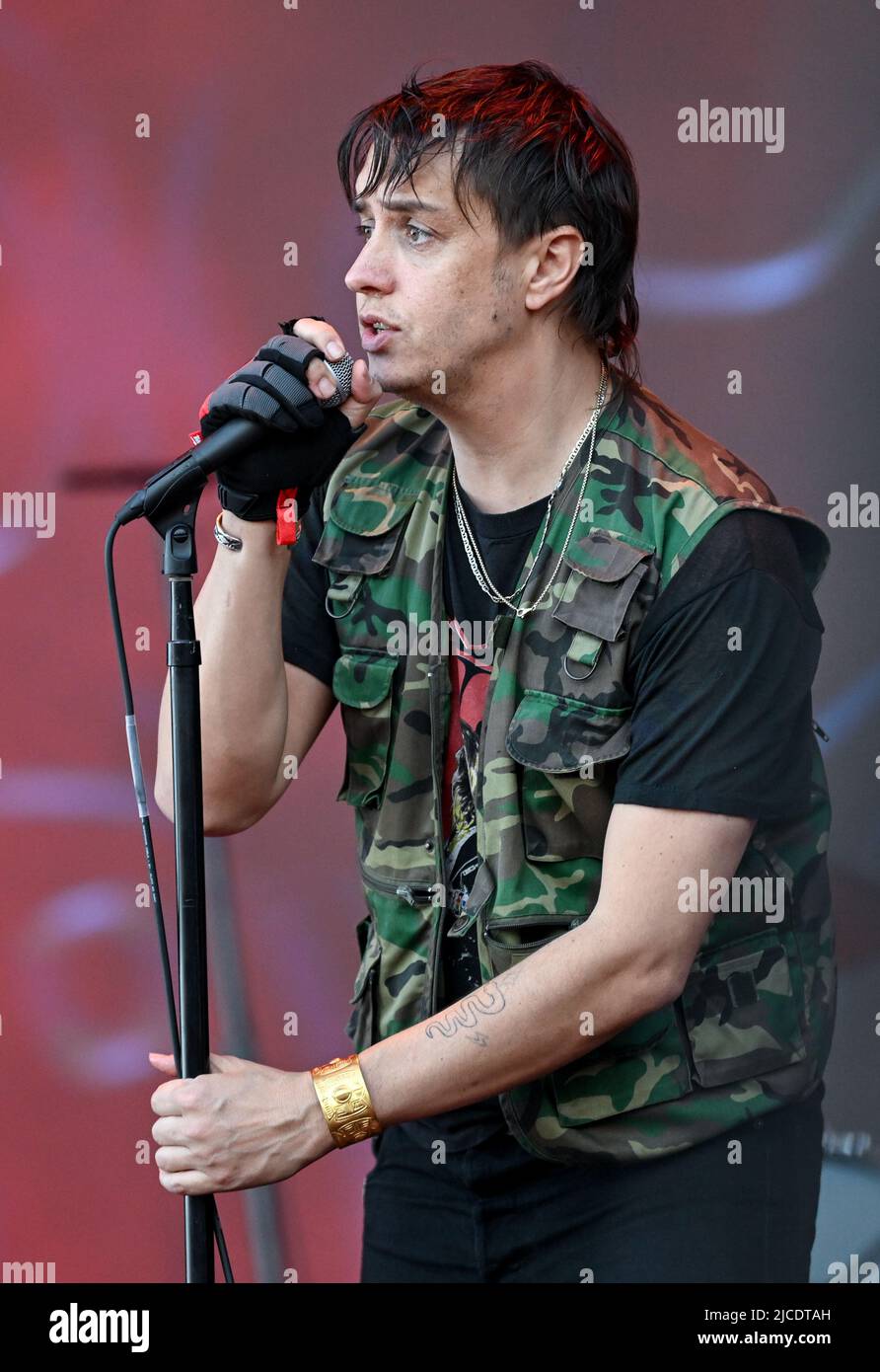 Berlin, Allemagne. 12th juin 2022. Le chanteur Julian Casablancas du groupe américain « The Strokes » est sur scène au Tempelhof Sounds Festival sur le terrain de l'ancien aéroport de Berlin Tempelhof. Credit: Britta Pedersen/dpa/Alay Live News Banque D'Images