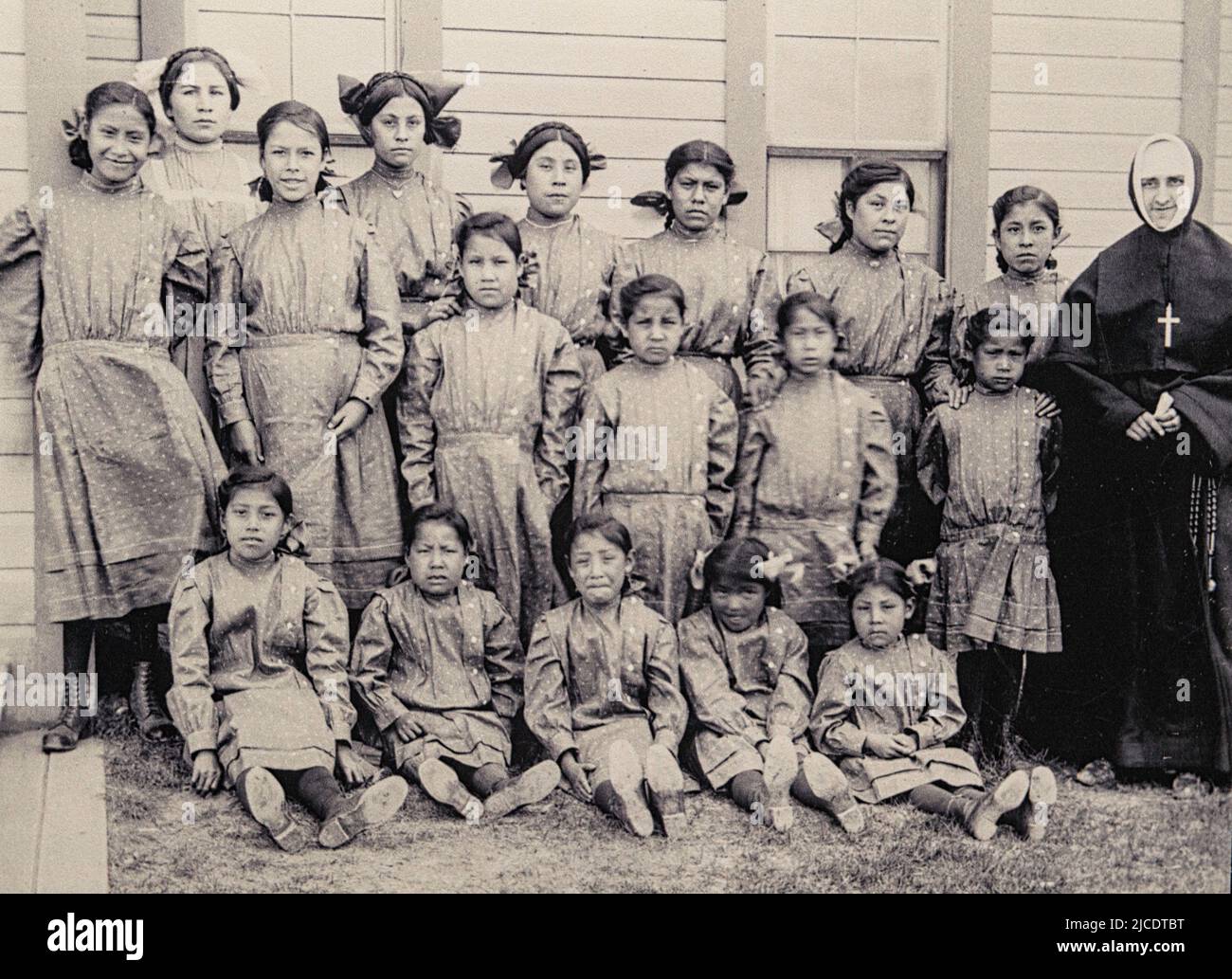 Des jeunes filles autochtones à la mission du campus de St John's Home North. Nation Siksika Alberta Canada ca. 1890 Banque D'Images