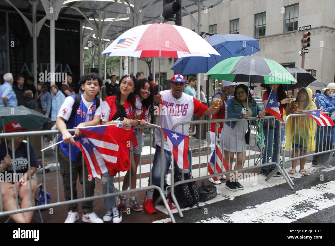 12 juin 2022, New York, États-Unis : (NOUVEAU) la parade nationale de la journée de Porto Rico de 65th. 12 juin 2022, New York, États-Unis : après deux ans de suspension en raison de la pandémie COVID-19, la plus grande parade nationale de la journée portoricaine 65th célébrant l'indépendance du pays‚ â„ â â â âs, Se déroule à New York venez de pluie ou de brillance selon les organisateurs et la foule prévue est d'environ 1,5 millions de personnes marchant de 43rd à 74 rues de la Cinquième avenue, à partir de 11am. Il y a environ 34 flotteurs attendus et cette année,‚ â„ â â â‚ âs parade thème est Ã â‚ â“Climate change.Ã â Â la parade se tient sur le second dimanche Banque D'Images