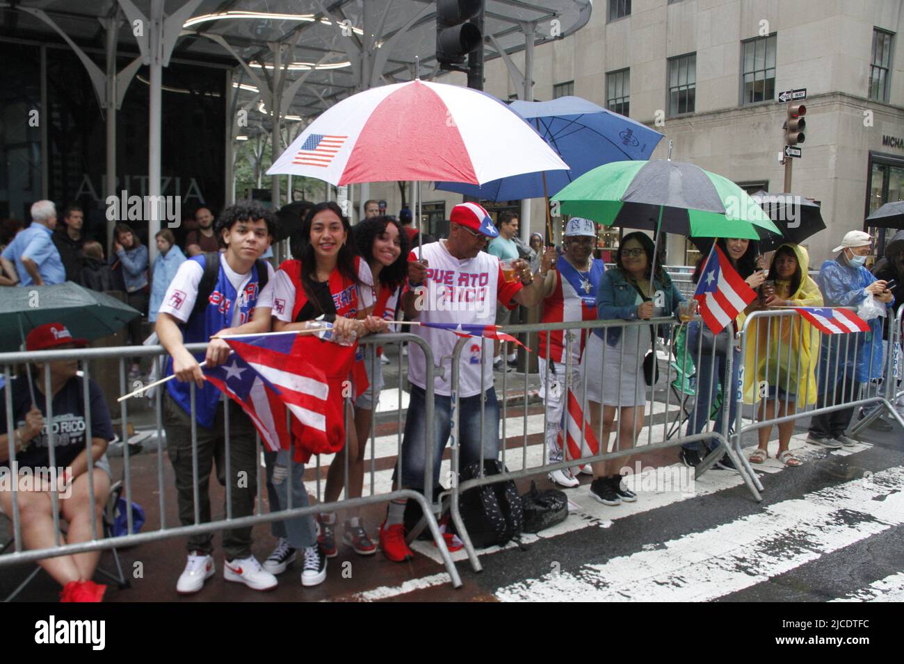 12 juin 2022, New York, États-Unis : (NOUVEAU) la parade nationale de la journée de Porto Rico de 65th. 12 juin 2022, New York, États-Unis : après deux ans de suspension en raison de la pandémie COVID-19, la plus grande parade nationale de la journée portoricaine 65th célébrant l'indépendance du pays‚ â„ â â â âs, Se déroule à New York venez de pluie ou de brillance selon les organisateurs et la foule prévue est d'environ 1,5 millions de personnes marchant de 43rd à 74 rues de la Cinquième avenue, à partir de 11am. Il y a environ 34 flotteurs attendus et cette année,‚ â„ â â â‚ âs parade thème est Ã â‚ â“Climate change.Ã â Â la parade se tient sur le second dimanche Banque D'Images