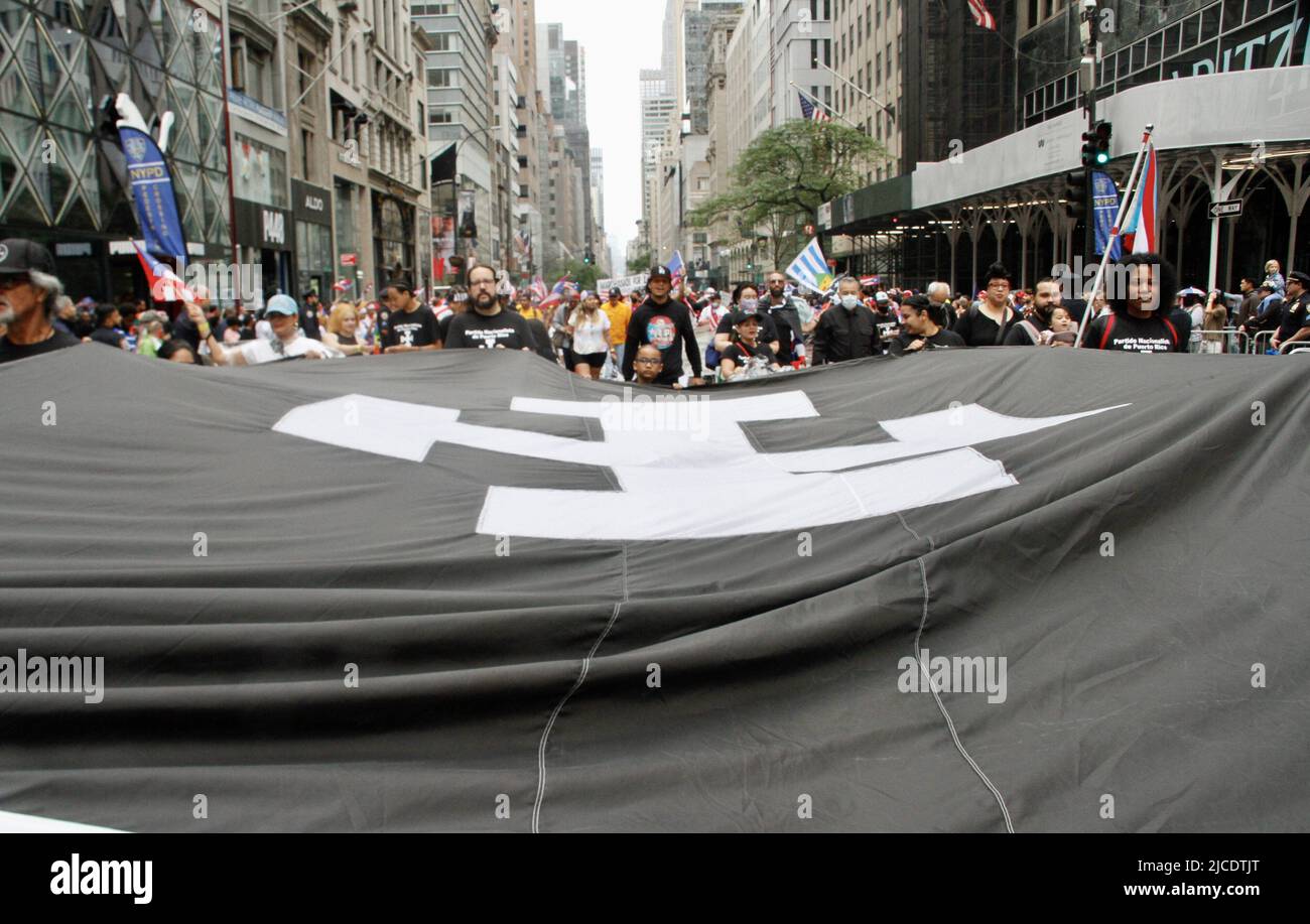 12 juin 2022, New York, États-Unis : (NOUVEAU) la parade nationale de la journée de Porto Rico de 65th. 12 juin 2022, New York, États-Unis : après deux ans de suspension en raison de la pandémie COVID-19, la plus grande parade nationale de la journée portoricaine 65th célébrant l'indépendance du pays‚ â„ â â â âs, Se déroule à New York venez de pluie ou de brillance selon les organisateurs et la foule prévue est d'environ 1,5 millions de personnes marchant de 43rd à 74 rues de la Cinquième avenue, à partir de 11am. Il y a environ 34 flotteurs attendus et cette année,‚ â„ â â â‚ âs parade thème est Ã â‚ â“Climate change.Ã â Â la parade se tient sur le second dimanche Banque D'Images