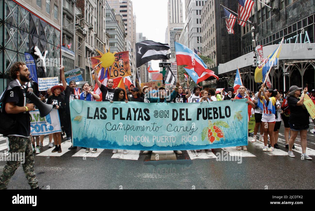 12 juin 2022, New York, États-Unis : (NOUVEAU) la parade nationale de la journée de Porto Rico de 65th. 12 juin 2022, New York, États-Unis : après deux ans de suspension en raison de la pandémie COVID-19, la plus grande parade nationale de la journée portoricaine 65th célébrant l'indépendance du pays‚ â„ â â â âs, Se déroule à New York venez de pluie ou de brillance selon les organisateurs et la foule prévue est d'environ 1,5 millions de personnes marchant de 43rd à 74 rues de la Cinquième avenue, à partir de 11am. Il y a environ 34 flotteurs attendus et cette année,‚ â„ â â â‚ âs parade thème est Ã â‚ â“Climate change.Ã â Â la parade se tient sur le second dimanche Banque D'Images