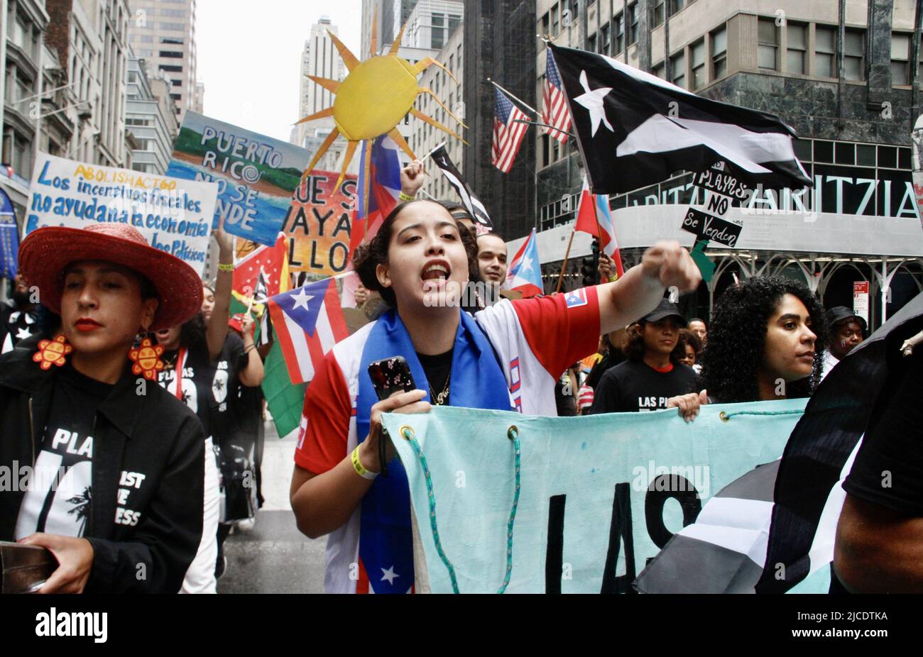 12 juin 2022, New York, États-Unis : (NOUVEAU) la parade nationale de la journée de Porto Rico de 65th. 12 juin 2022, New York, États-Unis : après deux ans de suspension en raison de la pandémie COVID-19, la plus grande parade nationale de la journée portoricaine 65th célébrant l'indépendance du pays‚ â„ â â â âs, Se déroule à New York venez de pluie ou de brillance selon les organisateurs et la foule prévue est d'environ 1,5 millions de personnes marchant de 43rd à 74 rues de la Cinquième avenue, à partir de 11am. Il y a environ 34 flotteurs attendus et cette année,‚ â„ â â â‚ âs parade thème est Ã â‚ â“Climate change.Ã â Â la parade se tient sur le second dimanche Banque D'Images