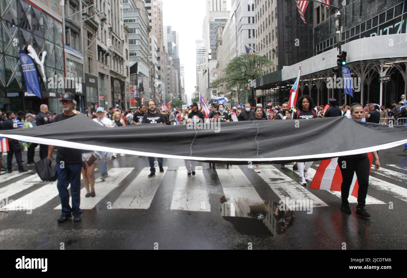 12 juin 2022, New York, États-Unis : (NOUVEAU) la parade nationale de la journée de Porto Rico de 65th. 12 juin 2022, New York, États-Unis : après deux ans de suspension en raison de la pandémie COVID-19, la plus grande parade nationale de la journée portoricaine 65th célébrant l'indépendance du pays‚ â„ â â â âs, Se déroule à New York venez de pluie ou de brillance selon les organisateurs et la foule prévue est d'environ 1,5 millions de personnes marchant de 43rd à 74 rues de la Cinquième avenue, à partir de 11am. Il y a environ 34 flotteurs attendus et cette année,‚ â„ â â â‚ âs parade thème est Ã â‚ â“Climate change.Ã â Â la parade se tient sur le second dimanche Banque D'Images