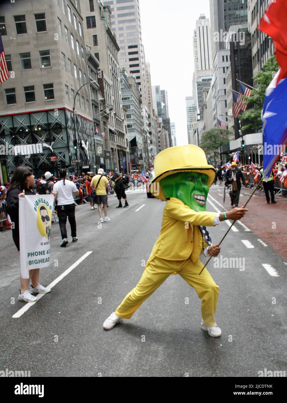 12 juin 2022, New York, États-Unis : (NOUVEAU) la parade nationale de la journée de Porto Rico de 65th. 12 juin 2022, New York, États-Unis : après deux ans de suspension en raison de la pandémie COVID-19, la plus grande parade nationale de la journée portoricaine 65th célébrant l'indépendance du pays‚ â„ â â â âs, Se déroule à New York venez de pluie ou de brillance selon les organisateurs et la foule prévue est d'environ 1,5 millions de personnes marchant de 43rd à 74 rues de la Cinquième avenue, à partir de 11am. Il y a environ 34 flotteurs attendus et cette année,‚ â„ â â â‚ âs parade thème est Ã â‚ â“Climate change.Ã â Â la parade se tient sur le second dimanche Banque D'Images