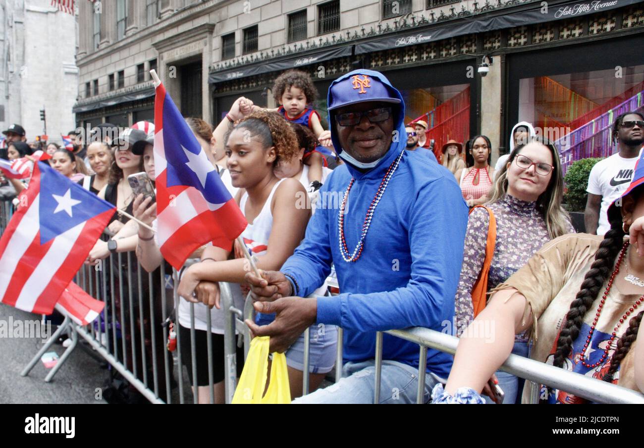 12 juin 2022, New York, États-Unis : (NOUVEAU) la parade nationale de la journée de Porto Rico de 65th. 12 juin 2022, New York, États-Unis : après deux ans de suspension en raison de la pandémie COVID-19, la plus grande parade nationale de la journée portoricaine 65th célébrant l'indépendance du pays‚ â„ â â â âs, Se déroule à New York venez de pluie ou de brillance selon les organisateurs et la foule prévue est d'environ 1,5 millions de personnes marchant de 43rd à 74 rues de la Cinquième avenue, à partir de 11am. Il y a environ 34 flotteurs attendus et cette année,‚ â„ â â â‚ âs parade thème est Ã â‚ â“Climate change.Ã â Â la parade se tient sur le second dimanche Banque D'Images