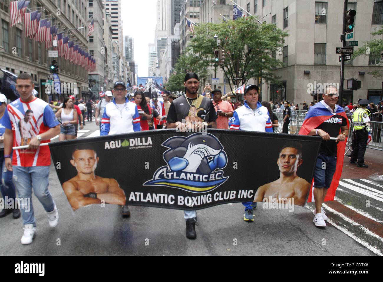 12 juin 2022, New York, États-Unis : (NOUVEAU) la parade nationale de la journée de Porto Rico de 65th. 12 juin 2022, New York, États-Unis : après deux ans de suspension en raison de la pandémie COVID-19, la plus grande parade nationale de la journée portoricaine 65th célébrant l'indépendance du pays‚ â„ â â â âs, Se déroule à New York venez de pluie ou de brillance selon les organisateurs et la foule prévue est d'environ 1,5 millions de personnes marchant de 43rd à 74 rues de la Cinquième avenue, à partir de 11am. Il y a environ 34 flotteurs attendus et cette année,‚ â„ â â â‚ âs parade thème est Ã â‚ â“Climate change.Ã â Â la parade se tient sur le second dimanche Banque D'Images