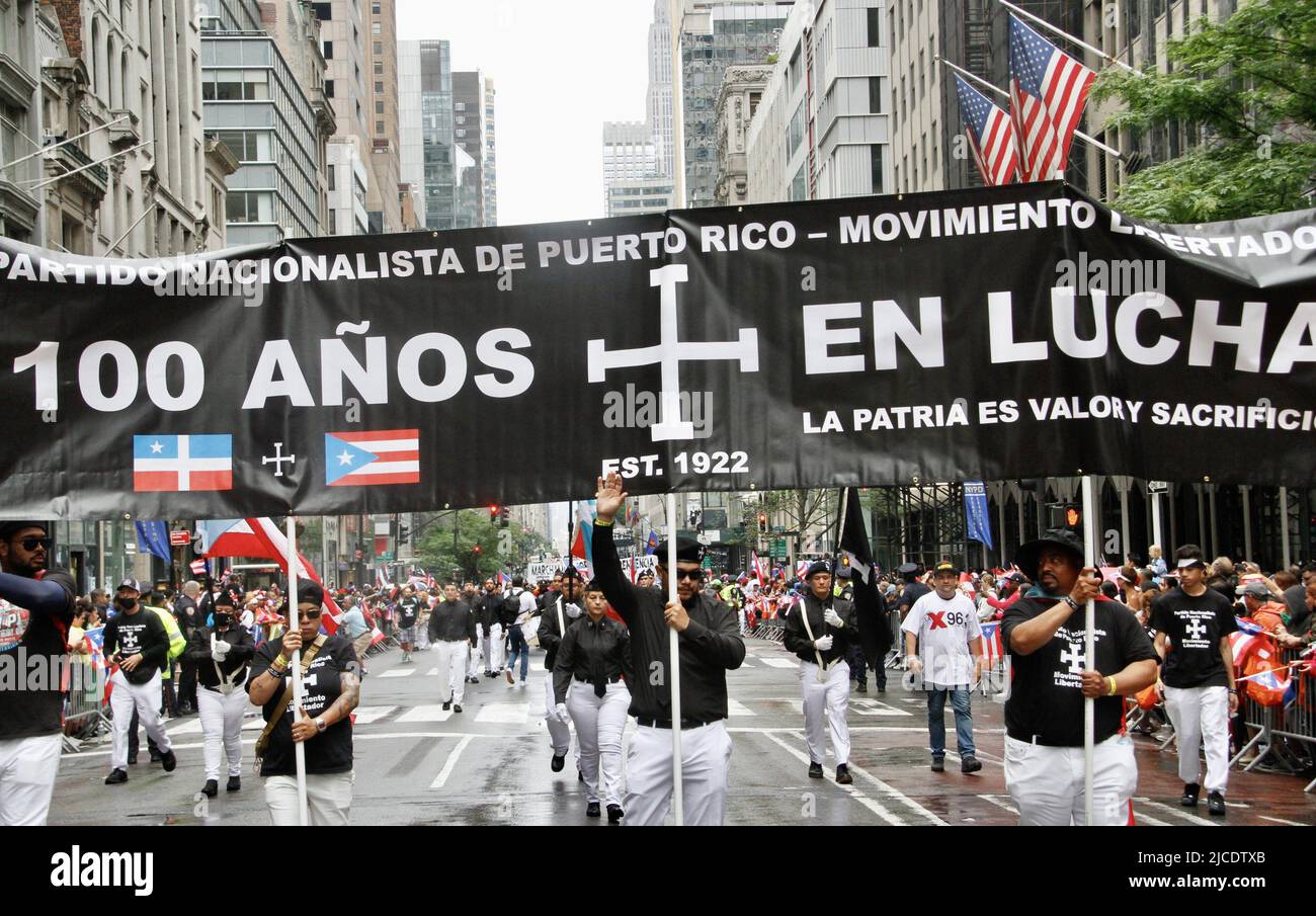 12 juin 2022, New York, États-Unis : (NOUVEAU) la parade nationale de la journée de Porto Rico de 65th. 12 juin 2022, New York, États-Unis : après deux ans de suspension en raison de la pandémie COVID-19, la plus grande parade nationale de la journée portoricaine 65th célébrant l'indépendance du pays‚ â„ â â â âs, Se déroule à New York venez de pluie ou de brillance selon les organisateurs et la foule prévue est d'environ 1,5 millions de personnes marchant de 43rd à 74 rues de la Cinquième avenue, à partir de 11am. Il y a environ 34 flotteurs attendus et cette année,‚ â„ â â â‚ âs parade thème est Ã â‚ â“Climate change.Ã â Â la parade se tient sur le second dimanche Banque D'Images