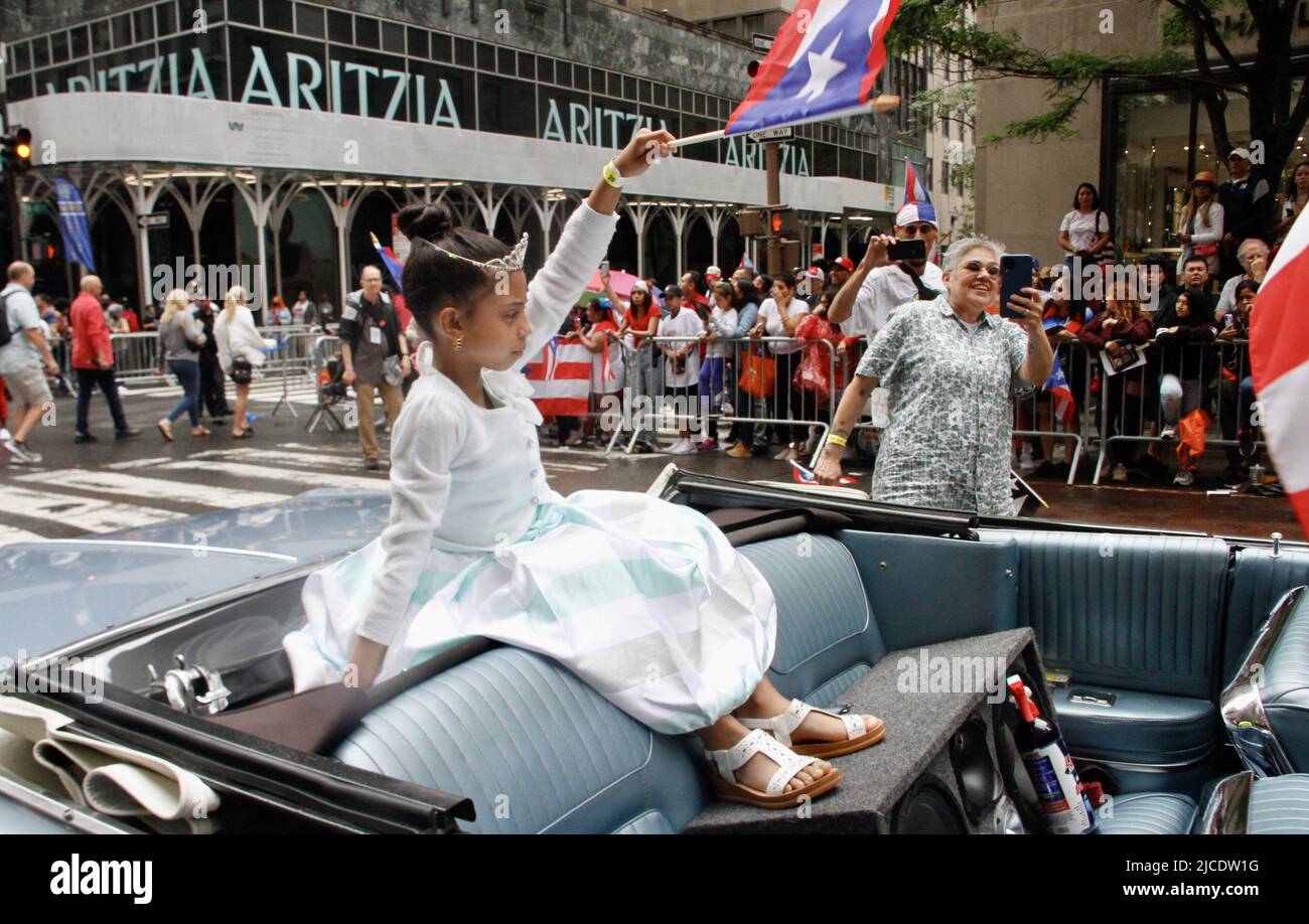 12 juin 2022, New York, États-Unis : (NOUVEAU) la parade nationale de la journée de Porto Rico de 65th. 12 juin 2022, New York, États-Unis : après deux ans de suspension en raison de la pandémie COVID-19, la plus grande parade nationale de la journée portoricaine 65th célébrant l'indépendance du pays‚ â„ â â â âs, Se déroule à New York venez de pluie ou de brillance selon les organisateurs et la foule prévue est d'environ 1,5 millions de personnes marchant de 43rd à 74 rues de la Cinquième avenue, à partir de 11am. Il y a environ 34 flotteurs attendus et cette année,‚ â„ â â â‚ âs parade thème est Ã â‚ â“Climate change.Ã â Â la parade se tient sur le second dimanche Banque D'Images