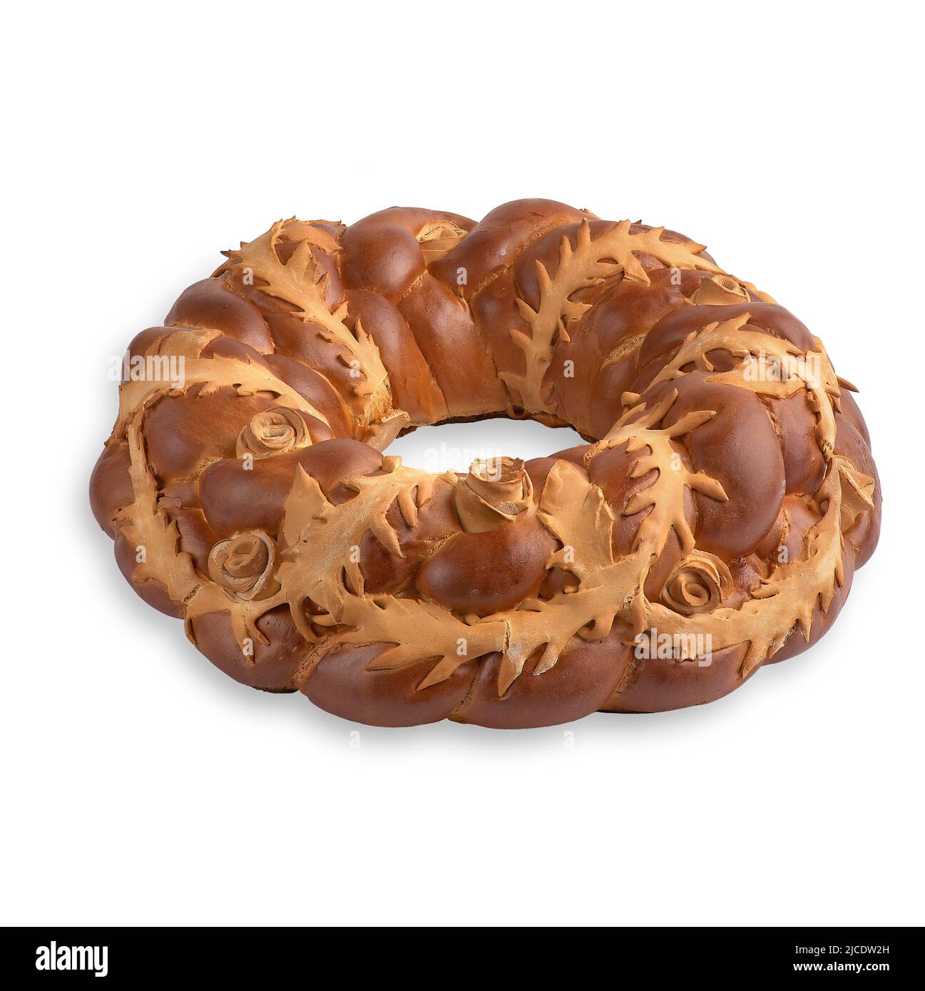 Challah rond, pain blanc tressé sous forme d'anneau, isolé sur fond blanc. Banque D'Images