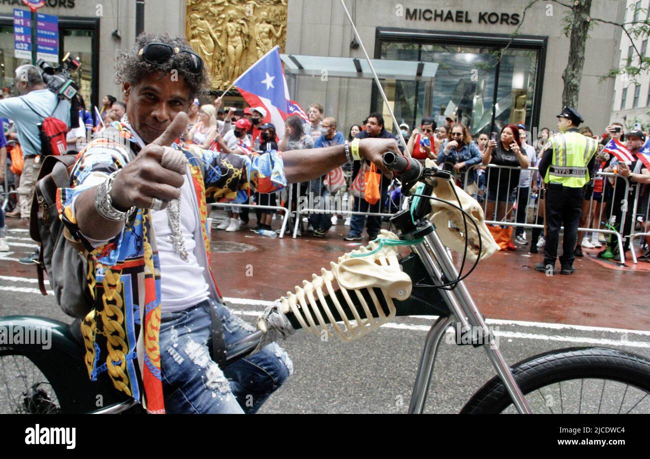 12 juin 2022, New York, États-Unis : (NOUVEAU) la parade nationale de la journée de Porto Rico de 65th. 12 juin 2022, New York, États-Unis : après deux ans de suspension en raison de la pandémie COVID-19, la plus grande parade nationale de la journée portoricaine 65th célébrant l'indépendance du pays‚ â„ â â â âs, Se déroule à New York venez de pluie ou de brillance selon les organisateurs et la foule prévue est d'environ 1,5 millions de personnes marchant de 43rd à 74 rues de la Cinquième avenue, à partir de 11am. Il y a environ 34 flotteurs attendus et cette année,‚ â„ â â â‚ âs parade thème est Ã â‚ â“Climate change.Ã â Â la parade se tient sur le second dimanche Banque D'Images
