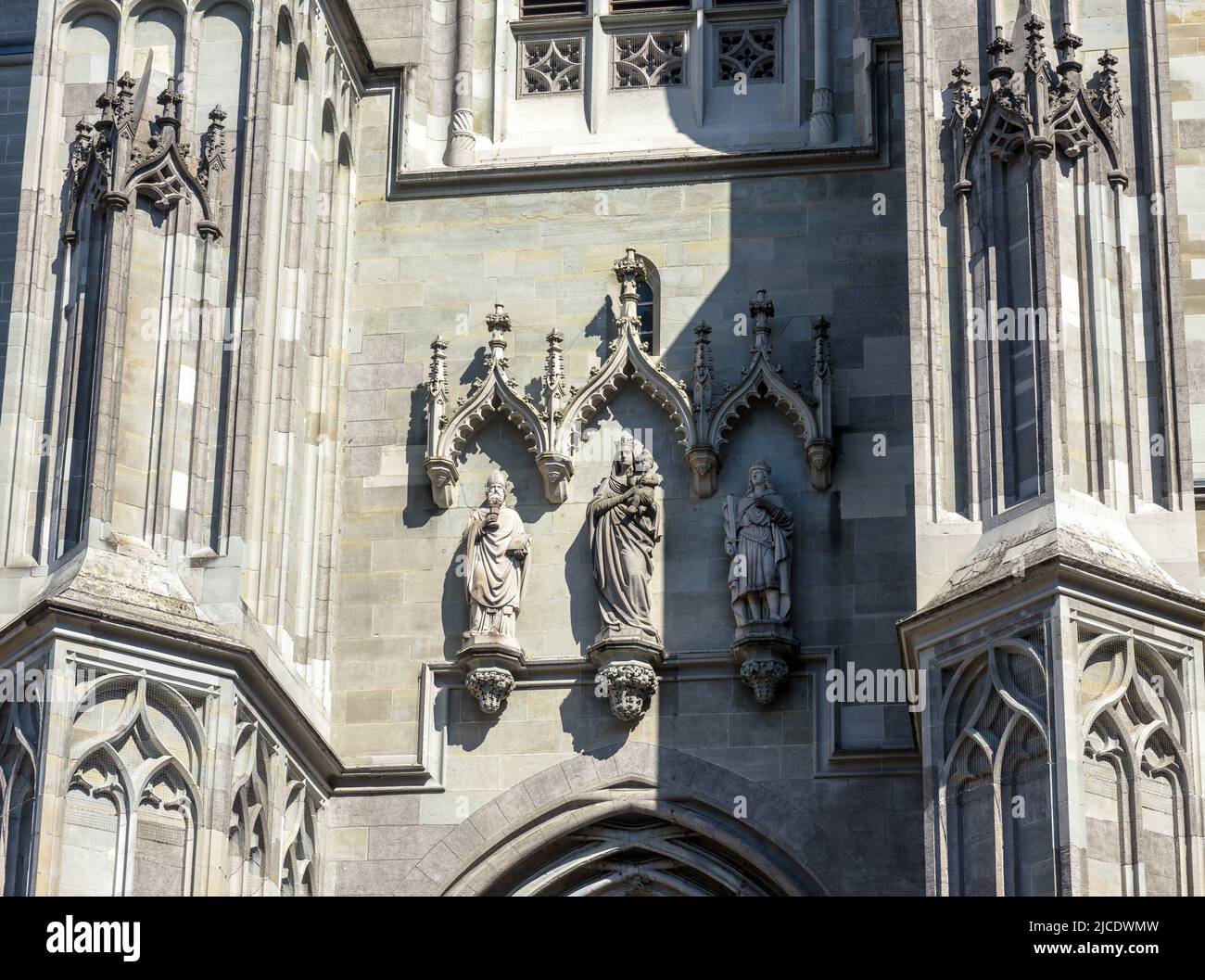 Cathédrale de Constance (Konstanz Minster), Allemagne. C'est un monument historique de la vieille ville de Constance. Relief de la façade de l'église gothique médiévale. Env Banque D'Images
