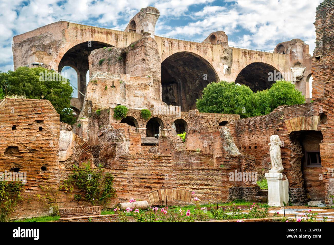 Forum romain ou Foro Romano, Rome, Italie. Décor des ruines de bâtiments anciens en briques, grande basilique de Maxentius et Constantine en arrière-plan. Majestueux Banque D'Images