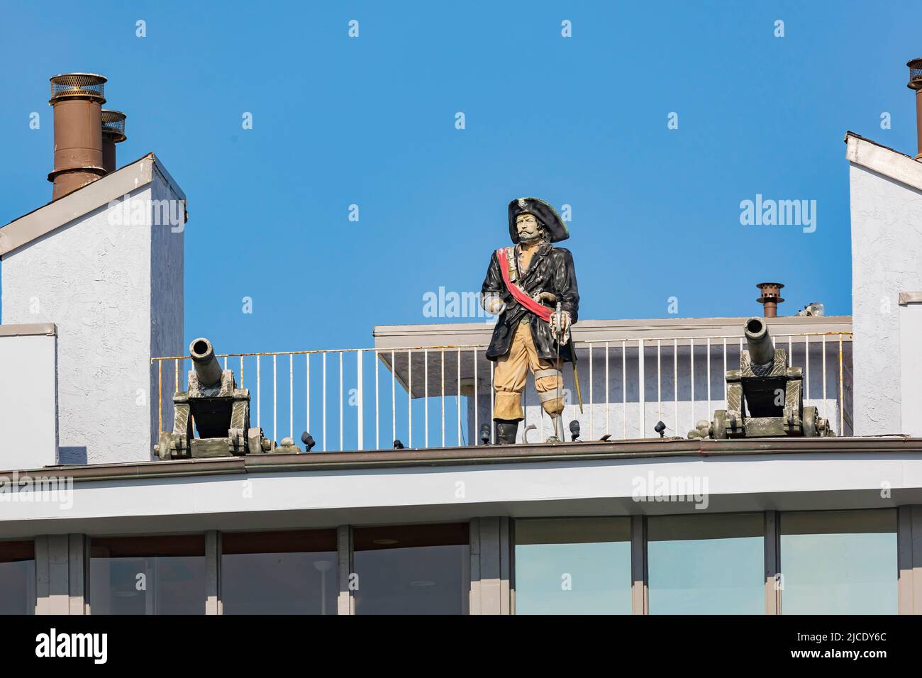 Statue de pirate et canon en bois sur le balcon de la Californie Banque D'Images