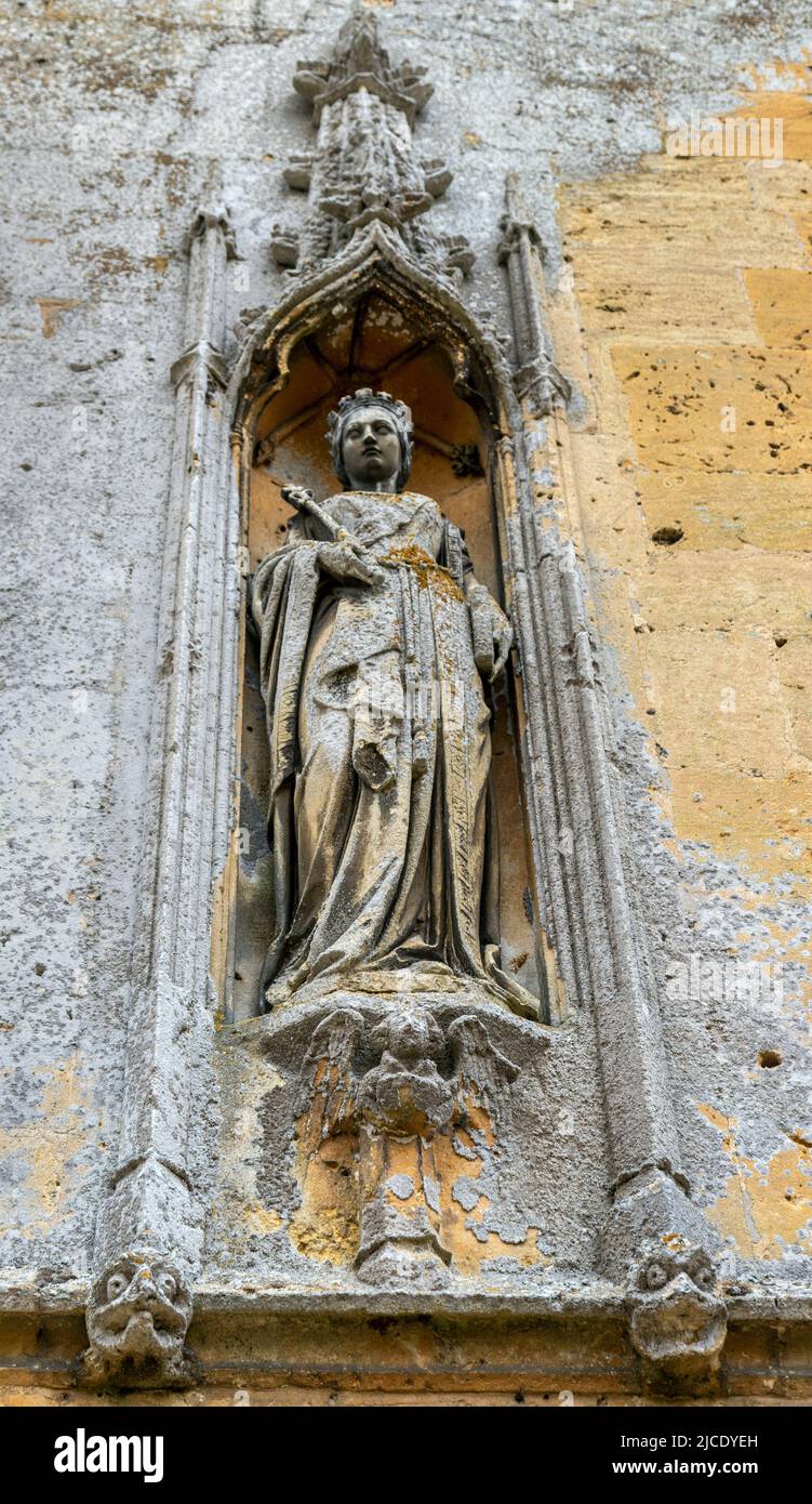 Statue avec régalia royale à l'extérieur de la chapelle St Mary's, construite sur le terrain du château de Sudeley, Sudeley, Gloucestershire, Angleterre, Royaume-Uni. Banque D'Images