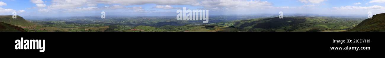 Composite panoramique à 180° (30 000px de large) de Lord Hereford's Knob à Black Hill, vu de Hay Bluff, Hay-on-Wye, Brecknockshire, Powys, pays de Galles, Royaume-Uni, Europe Banque D'Images