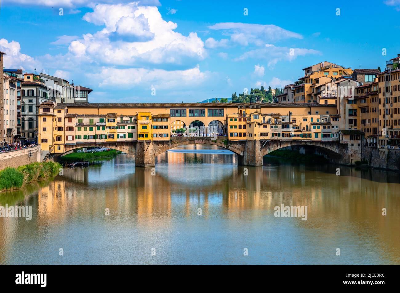 Ponte Vecchio (vieux pont) à Florence, Toscane, Italie. Un pont de pierre médiéval qui s'étend sur la rivière Arno et qui a toujours accueilli des boutiques et des marchands. Banque D'Images