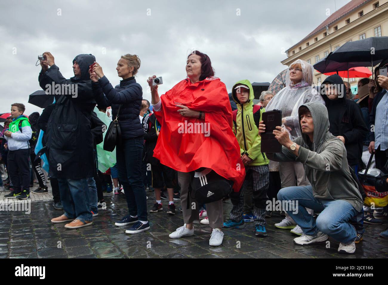 Les touristes attendent la cérémonie de la relève de la garde du château (Hradní stráž) devant le château de Prague sur la place Hradčanské à Prague, en République tchèque. Banque D'Images