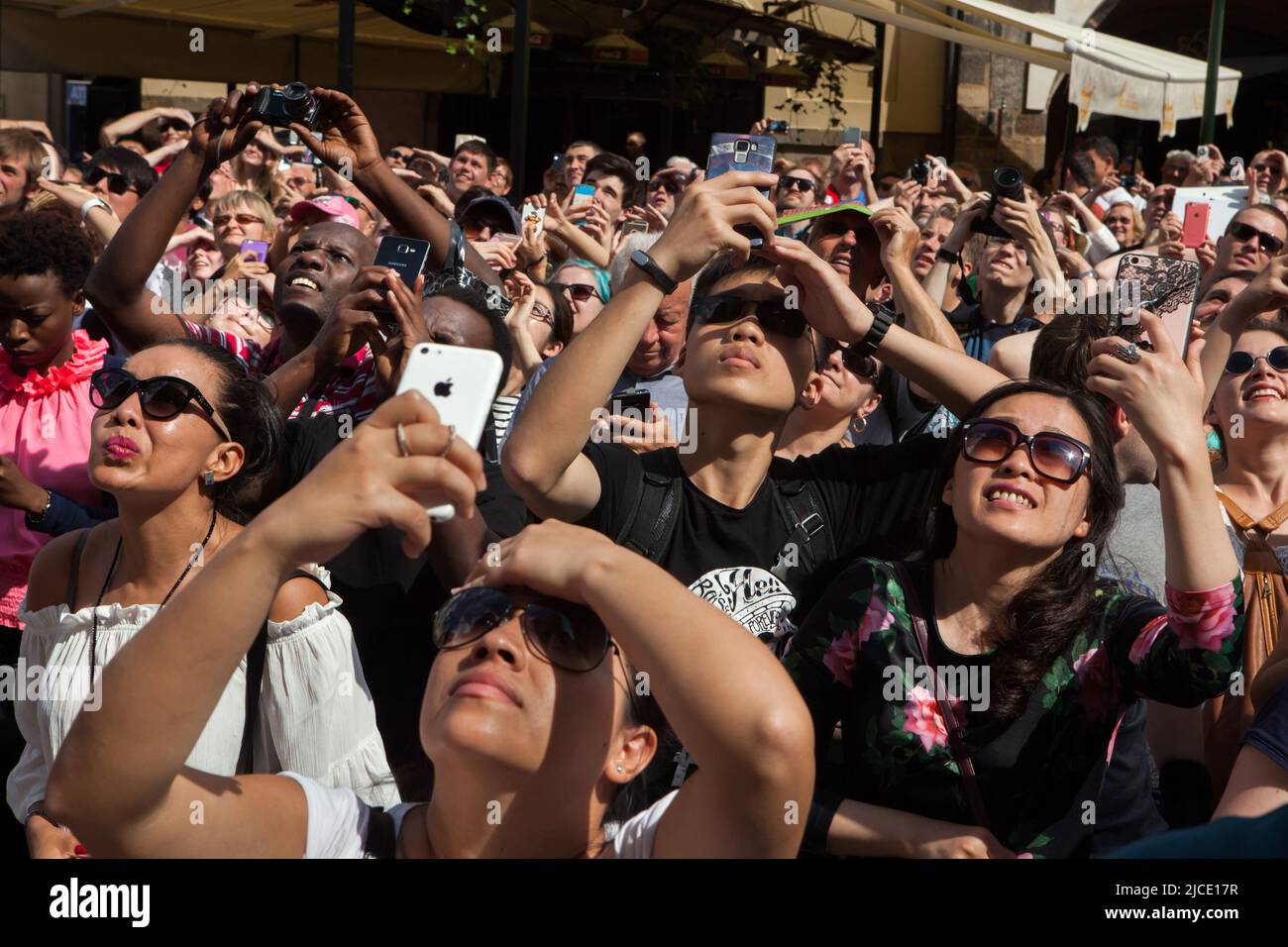 Les touristes regardent sur la célèbre horloge astronomique (orloj) sur la tour de la vieille mairie (Staroměstská radnice) sur la place de la vieille ville (Staroměstské náměstí) à Prague, République tchèque. Banque D'Images