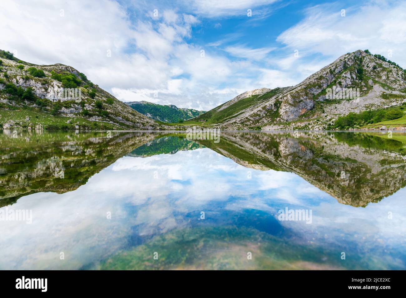 Lacs de Covadonga, lac énol, avec les montagnes et les nuages réfléchis sur l'eau. Banque D'Images