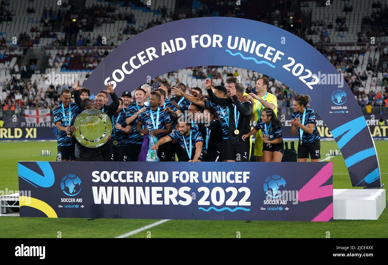 Les autres joueurs du monde XI célèbrent avec le trophée après le match de l'aide au football pour l'UNICEF au stade de Londres, à Londres. Date de la photo: Dimanche 12 juin 2022. Banque D'Images