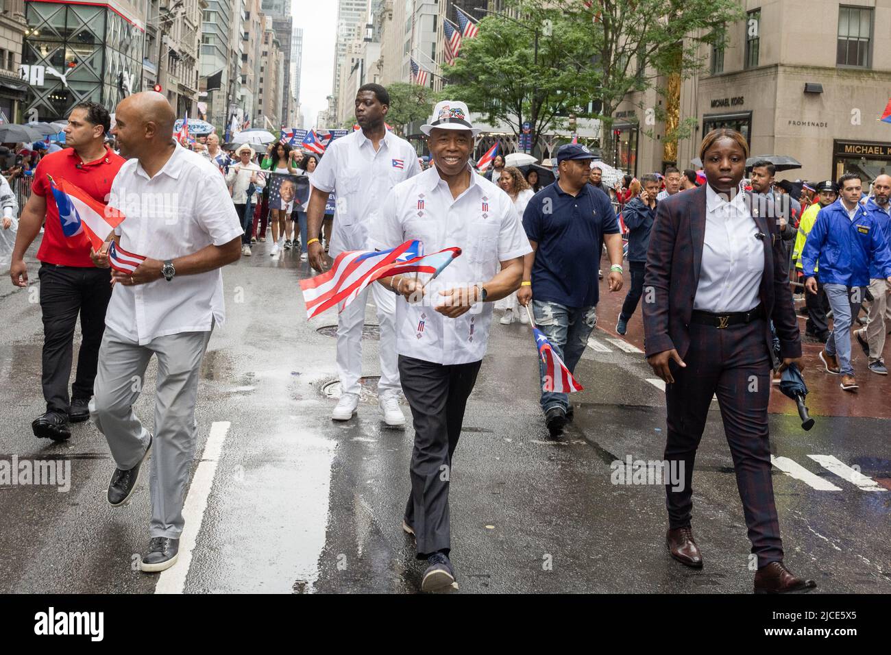 New York, États-Unis. 12th juin 2022. Le maire de New York, Eric Adams, assiste à la parade de la journée de Porto Rico le long de la 5th Avenue à New York, New York, sur 12 juin 2022. (Photo de Gabriele Holtermann/Sipa USA) crédit: SIPA USA/Alay Live News Banque D'Images