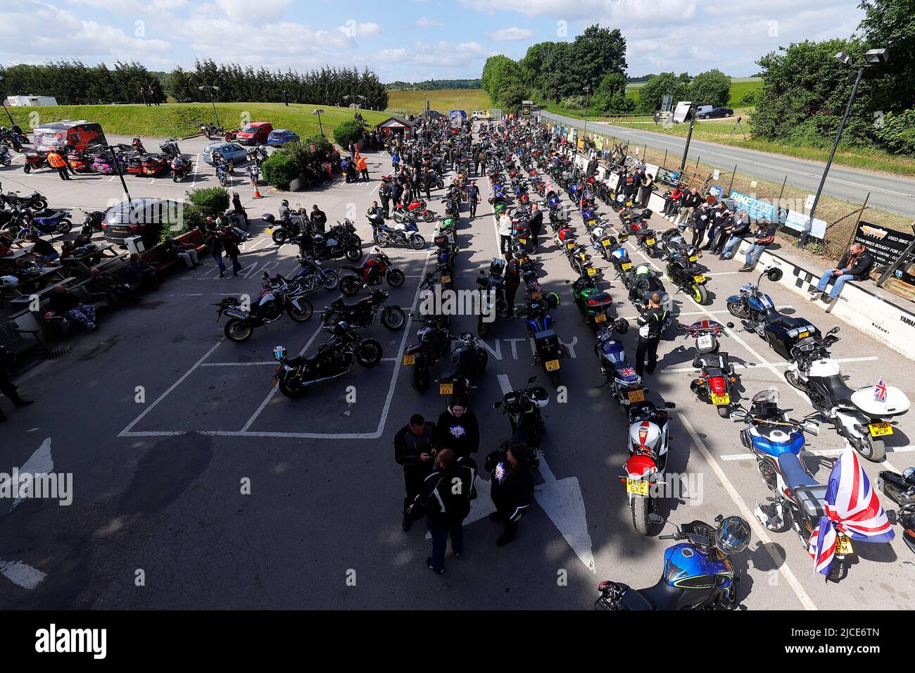 Les motards montent sur le Squires Cafe Bar dans le North Yorkshire pour une balade caritative en vélo jusqu'à Eden Camp. Plus de 350 personnes ont participé à l'événement. Banque D'Images