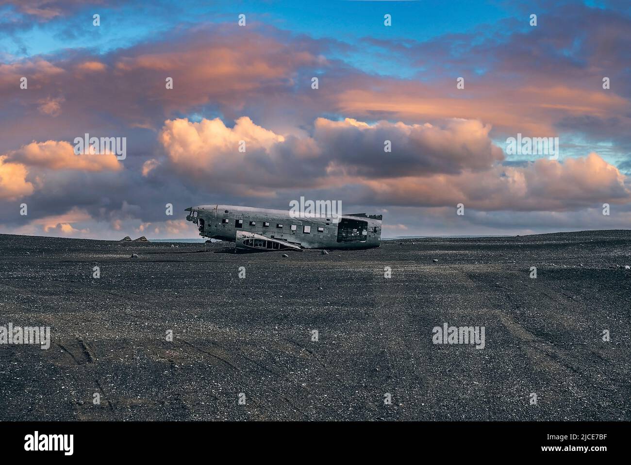 Vue sur l'épave d'un avion militaire abandonné à la plage de sable noir de Solheimasandur Banque D'Images