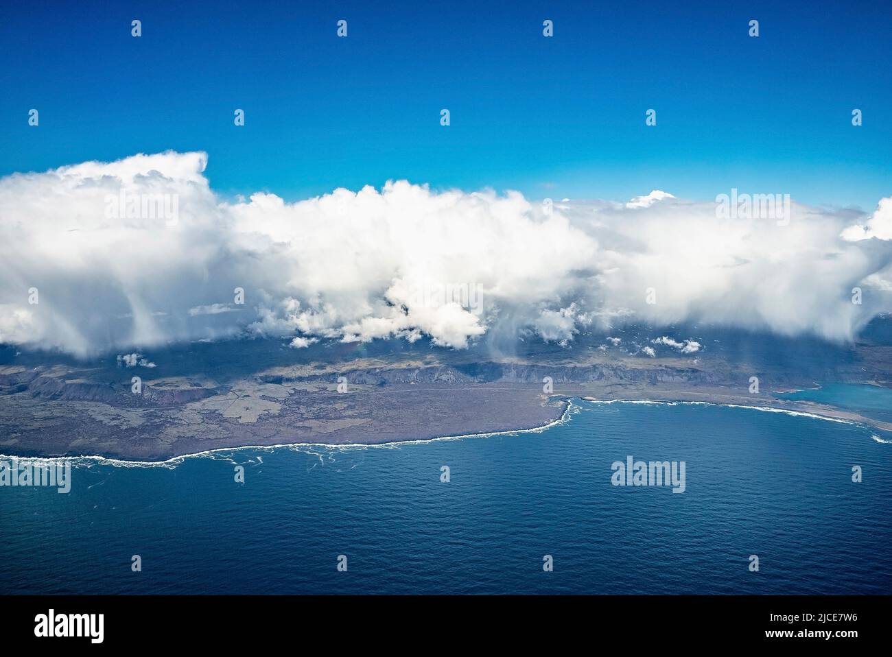 Vue aérienne idyllique des nuages couvrant le paysage et la mer bleue contre le ciel Banque D'Images