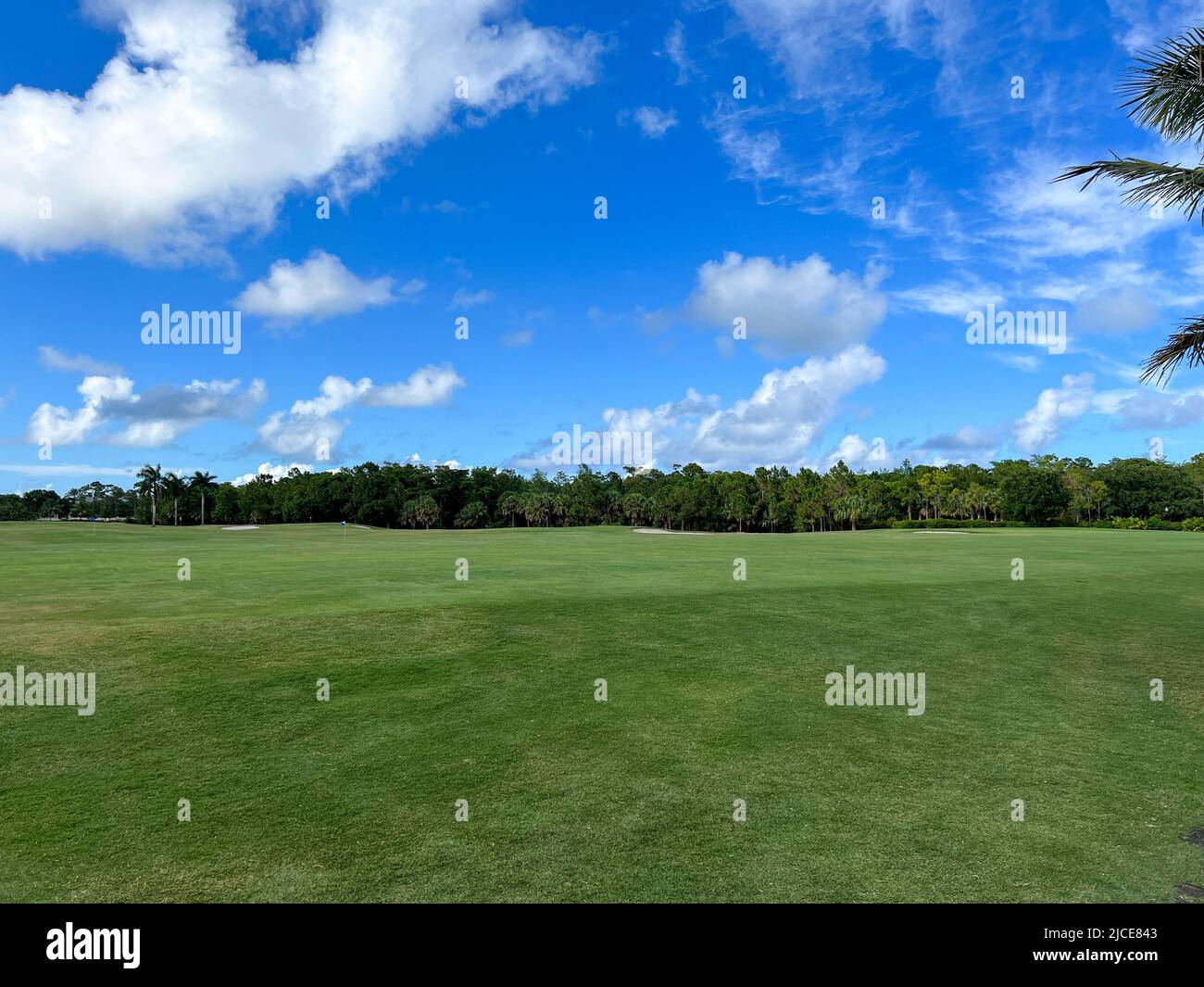 Jupiter, FL États-Unis - 31 mai 2022 : le tee d'entraînement au parcours de golf national de Trump à Jupiter, Floride. Banque D'Images